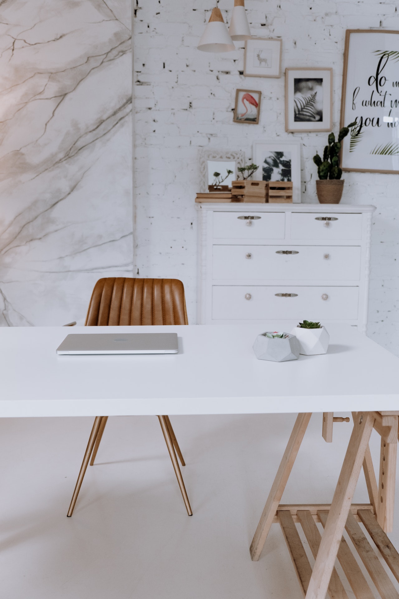 Skab et produktivt og stilfuldt skrivebord på kontoret