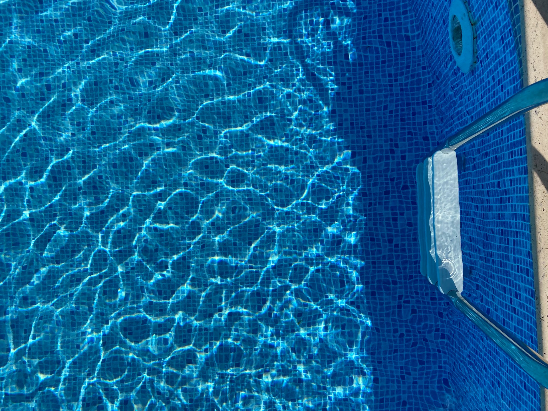 Sådan renser du din pool – Tips og tricks til en krystalklar swimmingpool